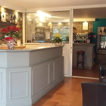 Restaurant Les 3 Chenes فندق 2*